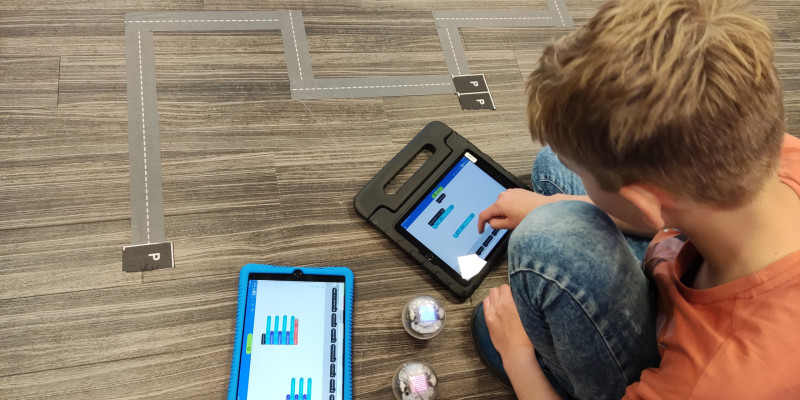 „Sphero Bolts – spielerisch Programmieren lernen“