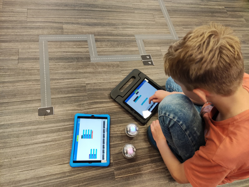 „Sphero Bolts – spielerisch Programmieren lernen“