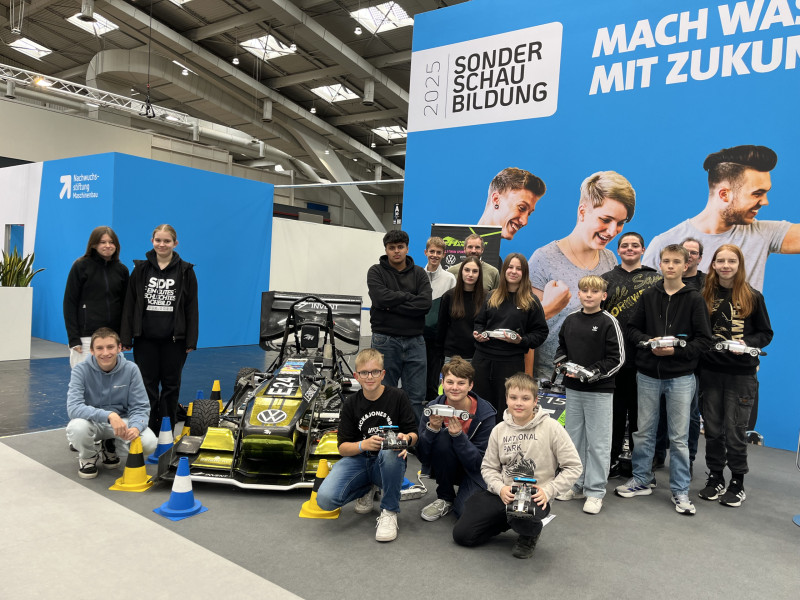 Jahrgänge 8 und 9 besuchen die EMO-Messe in Hannover