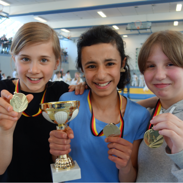 Mädchen der JKG glänzen mit Top-Platzierungen auf dem Judo-Sumo-Turnier in Herford