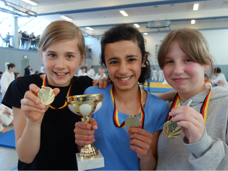Mädchen der JKG glänzen mit Top-Platzierungen auf dem Judo-Sumo-Turnier in Herford